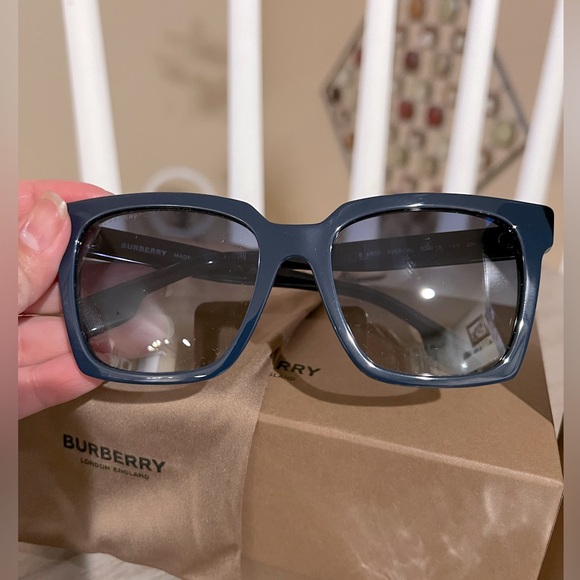 ❌SOLD❌ NIB Burberry Sunglasses For Women - Picture 3 of 9